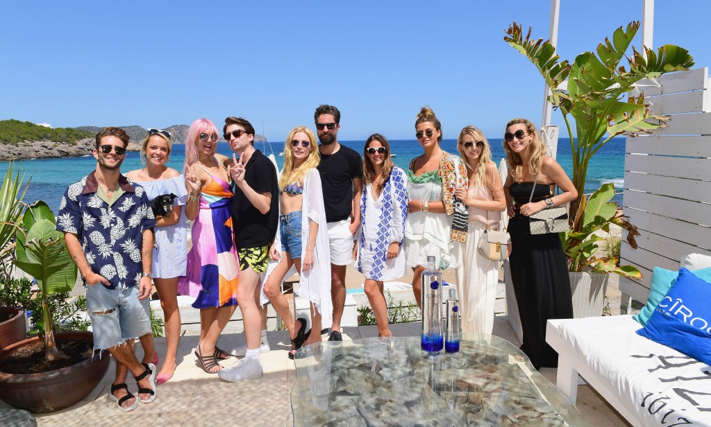 IBIZA, SPAIN - JULY 19: Pelayo Diaz, Marina Hoermanseder, Amber Le Bon, Josh Newis Smith, Clara Paget, Jack Guiness, Anna Spooner, Farina Opoku, Leonie Hanne and Lima Che attend the CIROC On Arrival Lunch at Atzaro Beach on July 19, 2016 in Ibiza, Spain. (Photo by Ian Gavan/Getty Images for CIROC Vodka) *** Local Caption *** Pelayo Diaz, Marina Hoermanseder, Amber Le Bon, Josh Newis Smith, Clara Paget, Jack Guiness, Anna Spooner, Farina Opoku, Leonie Hanne, Lima Che